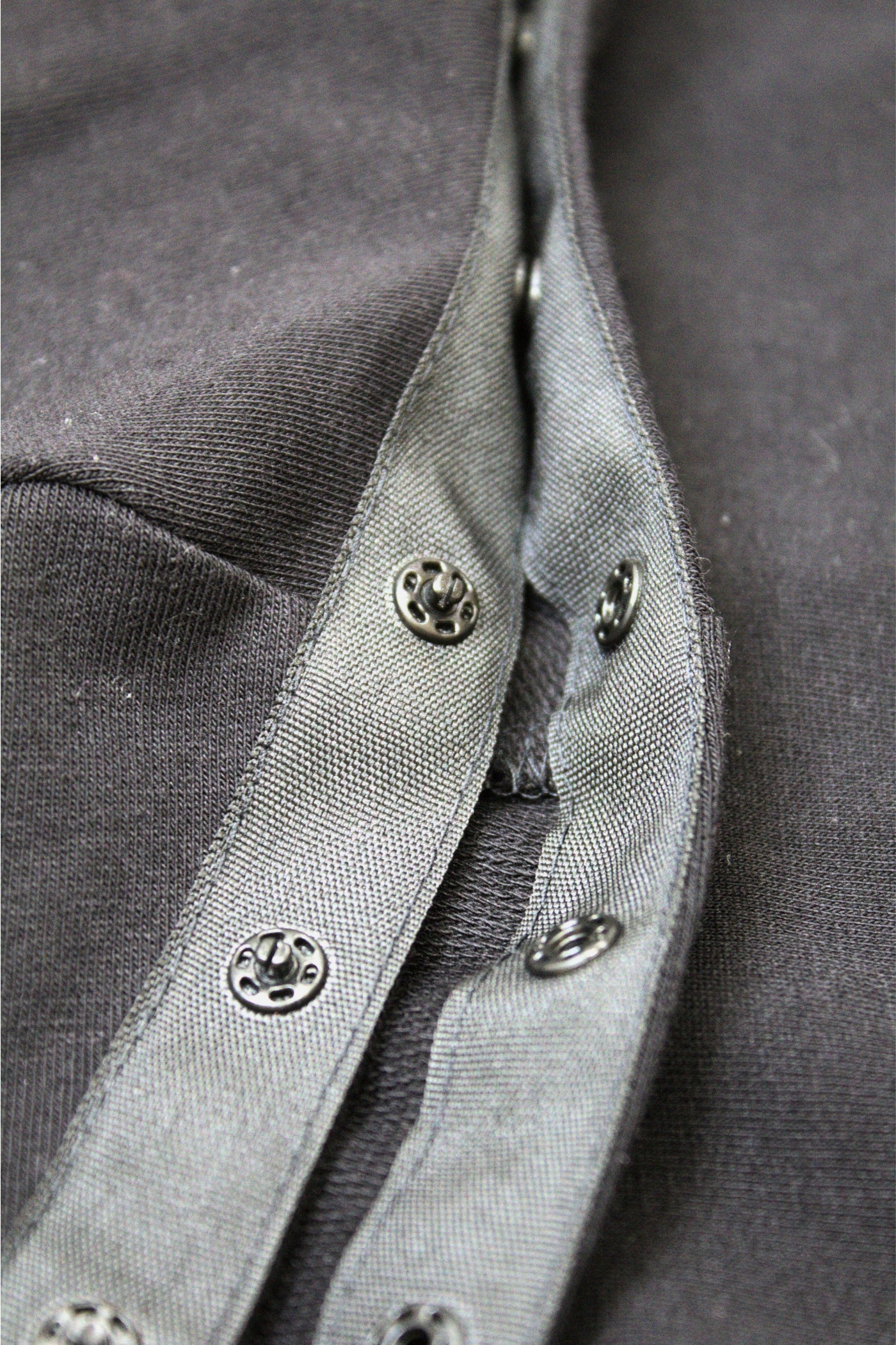 Men's adaptive T-shirt with openable shoulders