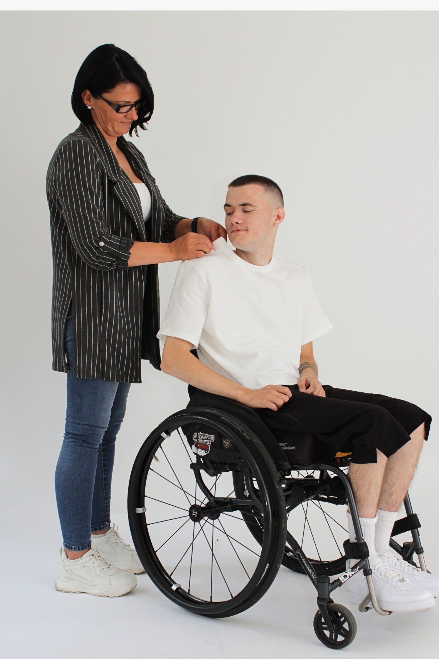 Men's wheelchair adaptive T-shirt with openable shoulders | Assisted dressing