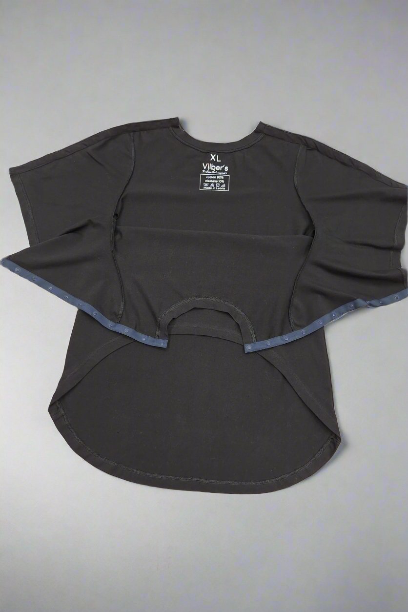 Eine schwarze, adaptive Oberteil. Assistenz beim Anziehen. Beispiel für behinderte Kleidung und Rollstuhlkleidung