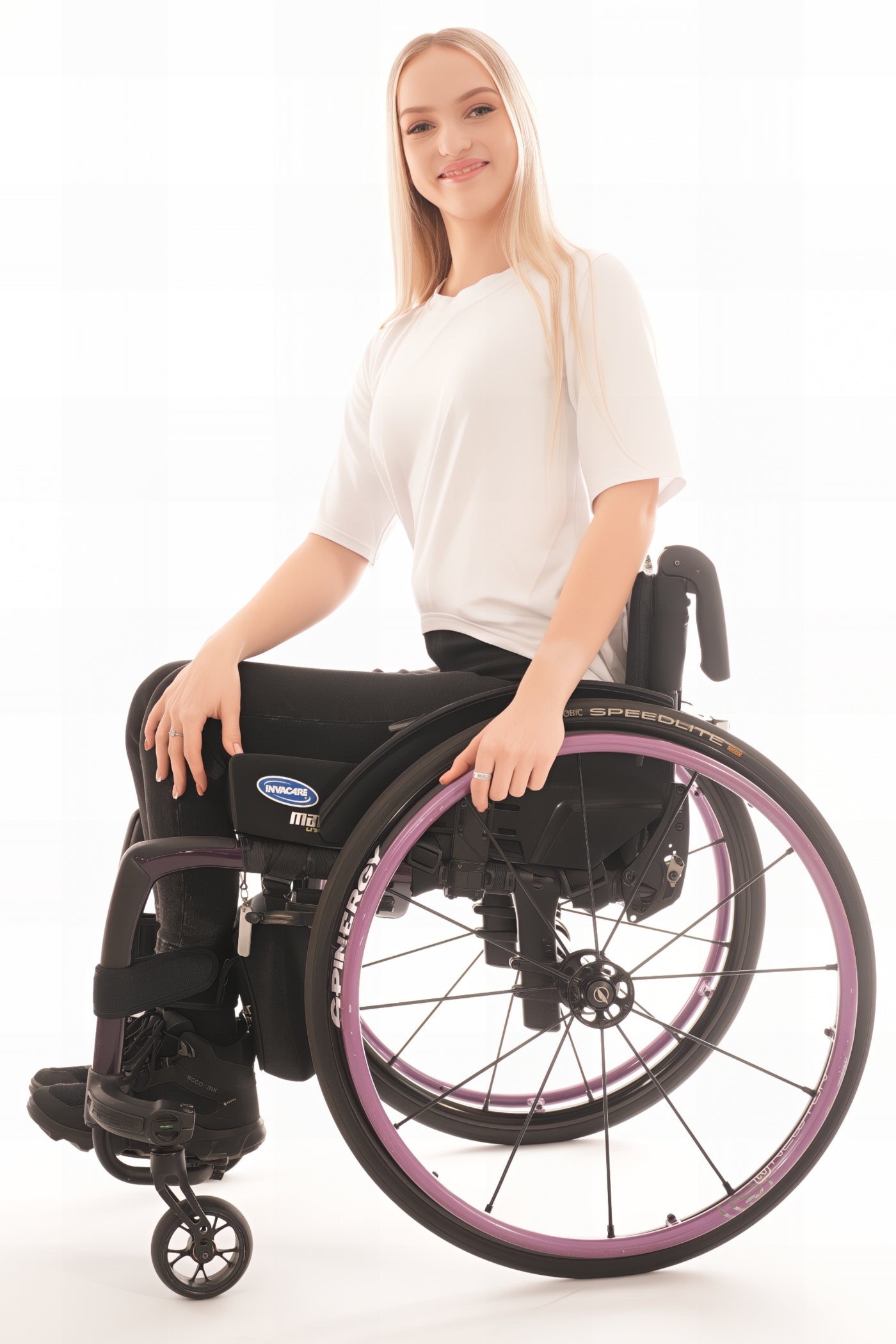 Lächeln einer Frau im Rollstuhl, die bequeme und gut sitzende adaptive Kleidung trägt. Die Kleidung von Vilber's ist speziell als Rollstuhlkleidung entworfen, um Passform und Funktion zu optimieren