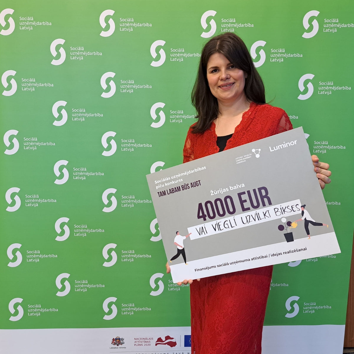 Holding the 4000 EUR jury prize from the “Tam labam būs augt” social entrepreneurship pitch contest