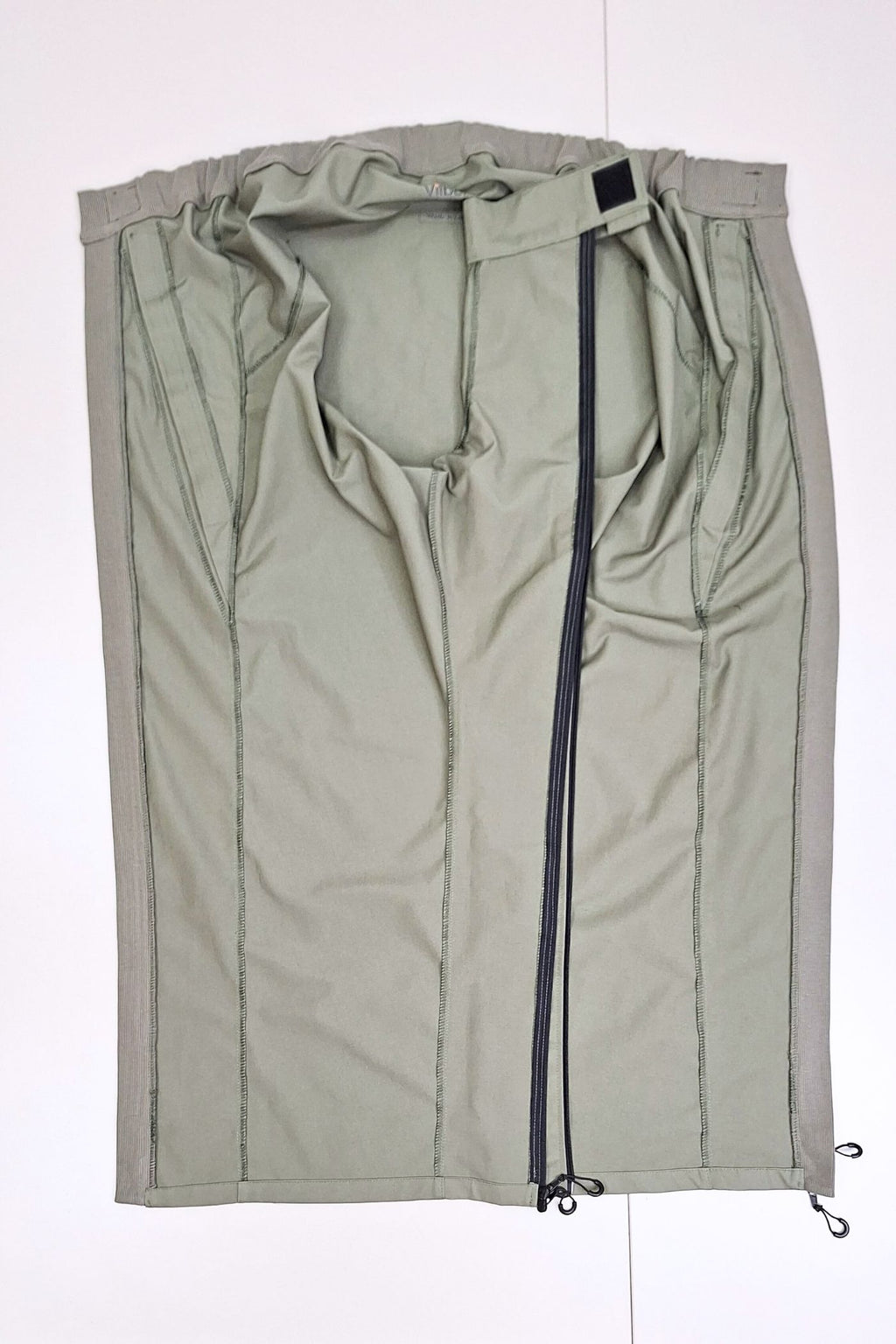 Men's wheelchair adaptive trousers for assisted dressing