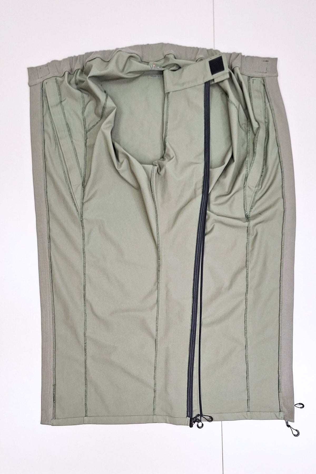 Men's wheelchair adaptive trousers for assisted dressing