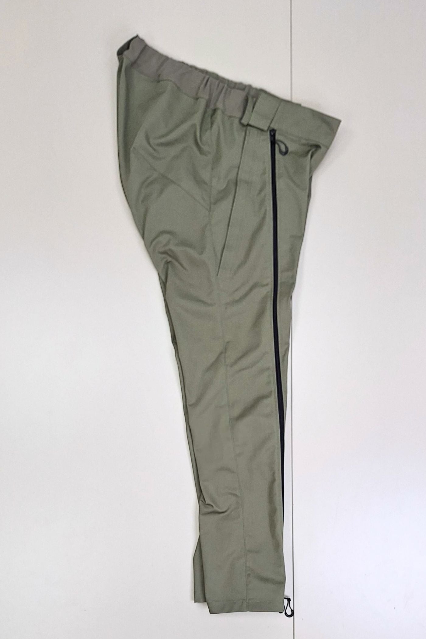 Men's wheelchair adaptive trousers for assisted dressing