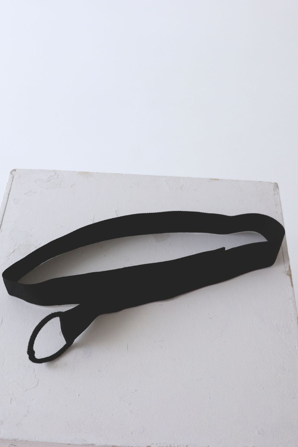 Wheelchair leg positioning belt, black