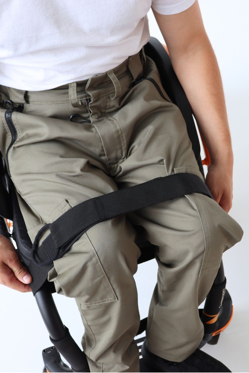 Wheelchair leg positioning belt, black